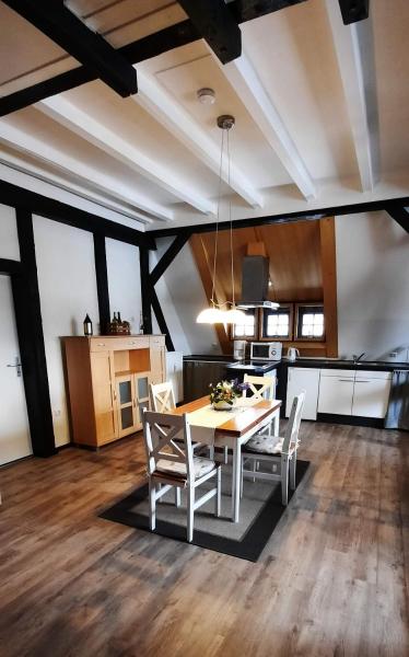 På billedet ses objektet FEWO im alten Bahnhof beliggende i byen Hellenhahn-Schellenberg.