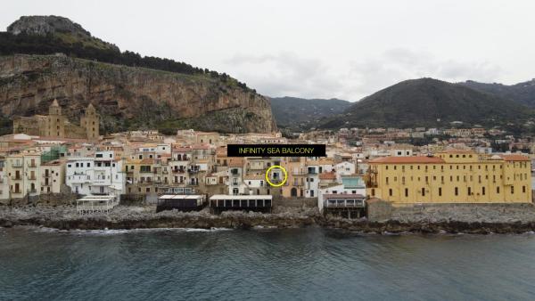 A la foto es mostra l'objecte Infinity Sea Balcony situat a la ciutat de Cefalù.
