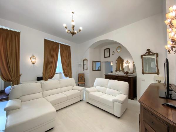 写真にはシエナ市にあるWHITE HOUSE STALLOREGGI-vicino alla Cattedraleが写っています。