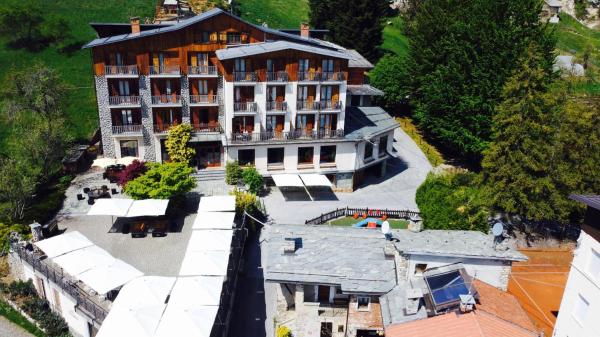 Na fotografii je vidět objekt Hotel Miramonti Family & SPA nacházející se ve městě Miroglio.