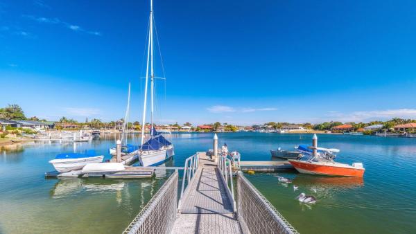 Peninsula Court Unit 1 - Waterfront Holiday Apartment With Pool & River Views - Holiday Yamba - Iluka