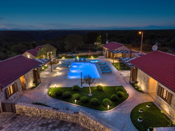 Na zdjęciu widoczny jest obiekt New! Promina luxury villa with 72sqm Heated Pool, Jacuzzi, Infrared Sauna, Tennis court, Media room położony w mieście Validžići.