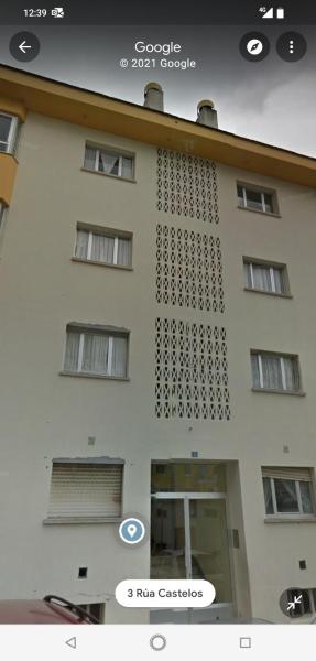 A la foto es mostra l'objecte Viveiro-Lugomar situat a la ciutat de Viveiro.