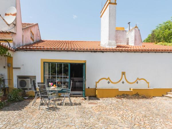 Auf dem Foto ist das Objekt Farmhouse in Montemor near Forest and Lake in der Stadt São Brissos zu sehen.