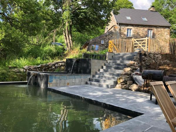 A la foto es mostra l'objecte Bellevue de Terrou with natural pool situat a la ciutat de Saint-Hippolyte.