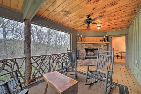 På billedet ses objektet Woodsy Smoky Mtn Hideaway with Grill and Views! beliggende i byen Norton.