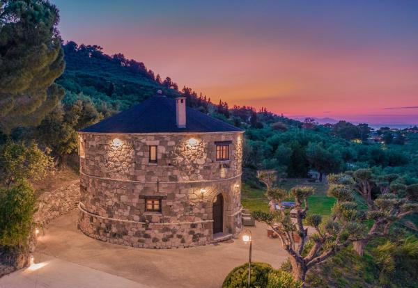 A la foto es mostra l'objecte Gerakomylos Stone House situat a la ciutat de Vasilikos.