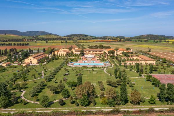 Na zdjęciu widoczny jest obiekt Poggio all'Agnello Sport & Family Holidays położony w mieście Populonia.