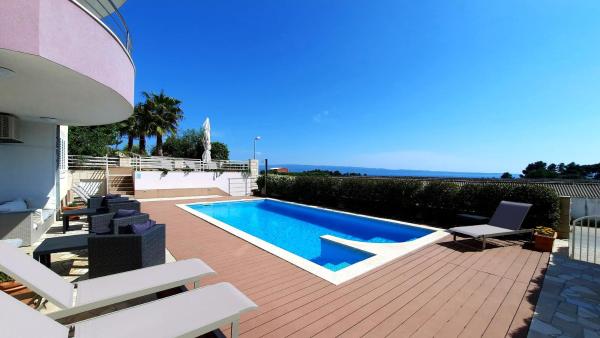 På billedet ses objektet SEA VIEW- spacious apartment with shared pool beliggende i byen Split.
