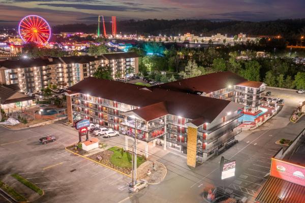 Na fotografii je vidět objekt Americana Inn a Travelodge by Wyndham nacházející se ve městě Pigeon Forge.