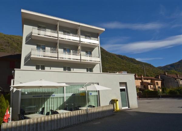 写真にはMedeglia市にあるAlbergo Elveziaが写っています。