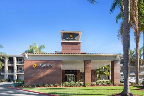 Na fotografii je vidět objekt La Quinta by Wyndham Orange County Airport nacházející se ve městě Santa Ana.