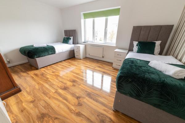 På billedet ses objektet Contractor-Ready House - Bright, Spacious, and Free WiFi Included! beliggende i byen Luton.