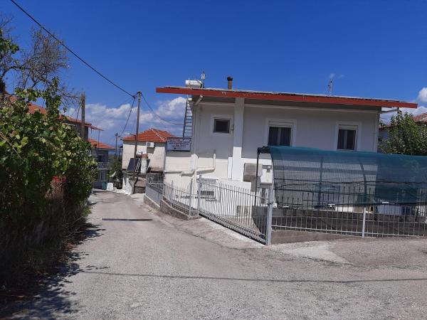 På billedet ses objektet EFTHYMIOS ΦΘΗΝΗ ΚΑΙ ΗΣΥΧΗ ΔΙΑΜΟΝΗ beliggende i byen Afráton.