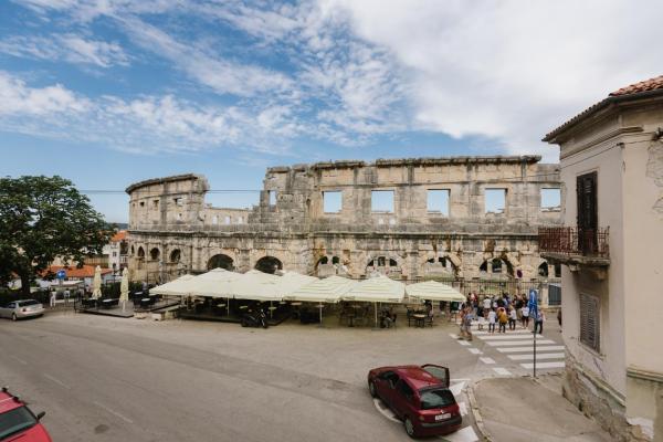 A la foto es mostra l'objecte Anni situat a la ciutat de Pula.