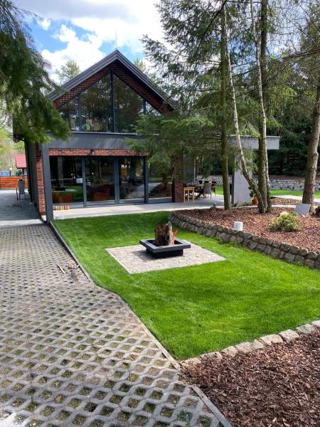 写真にはŁubowo市にあるFORESTHOUSEが写っています。