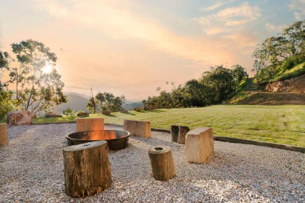 Auf dem Foto ist das Objekt The Riverstone Luxury Eco Home in the Hills in der Stadt Mudgee zu sehen.