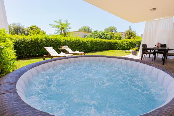 Large Luxury Beach Appartment With Hot Tube - Podstrana