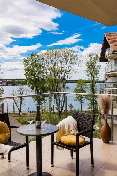The photo shows the Willa Port Apartament Premium z widokiem na jezioro located in the city of Ostróda.