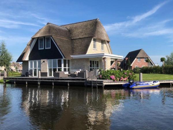 Na fotografii je vidět objekt Villa in Friesland with Sauna and Jetty nacházející se ve městě Delfstrahuizen.