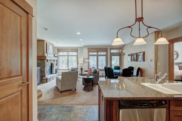 Na zdjęciu widoczny jest obiekt Luxurious 2 BR in River Run Village with Ski in ski out, Kids Ski Free condo położony w mieście Dillon.