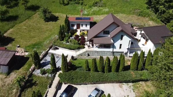 På bilden syns objektet Casa dintre Brazi Hunedoara som ligger i staden Moara Ungurului.