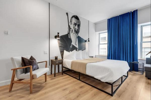 Фотография 9: INITIAL - JAMES BOND 007 - Centre ville de Quebec