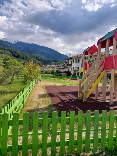A la foto es mostra l'objecte Pinerose Resort situat a la ciutat de Bansko.