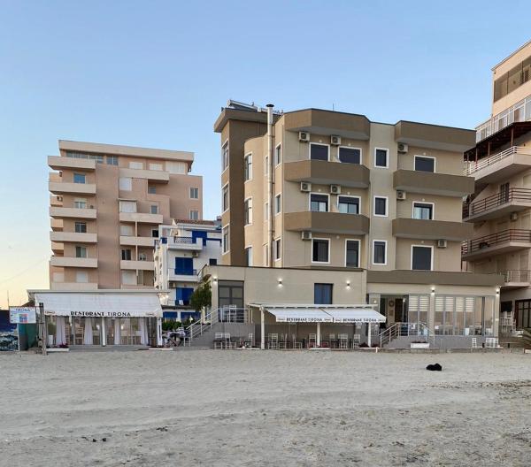 A la foto es mostra l'objecte Hotel Tirona situat a la ciutat de Durrës.