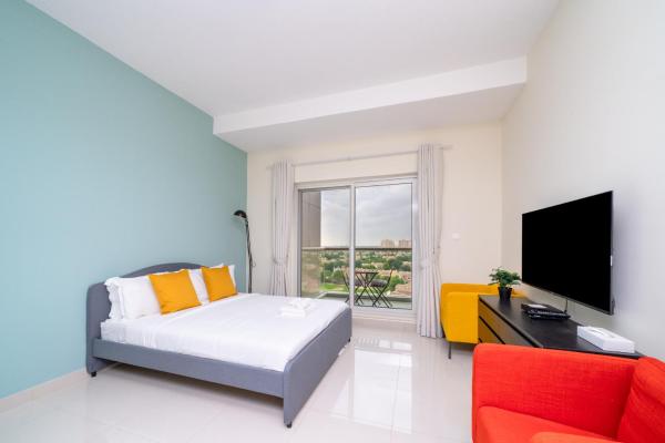 Na fotografii je vidět objekt ALH Vacay - Golf Course View Studio nacházející se ve městě Dubaj.