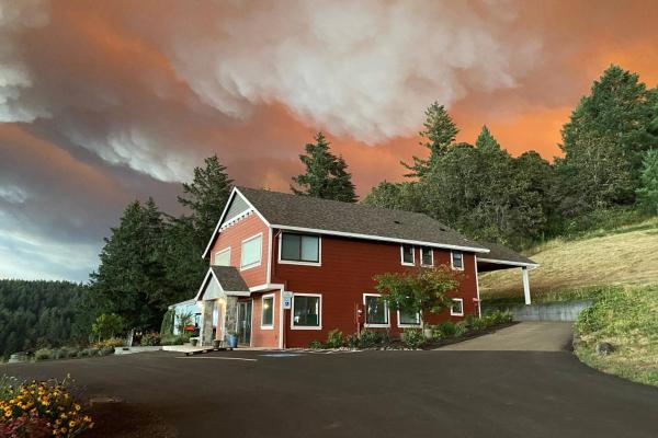 A la foto es mostra l'objecte Santos Family Farm Retreat situat a la ciutat de Yamhill.
