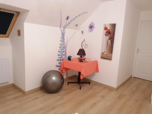 Na fotografii je vidět objekt Chez Nicole nacházející se ve městě Ballon.