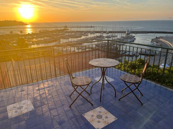 Na fotografii je vidět objekt Punta Lingua Relais - Room 2 Sunset Terrace nacházející se ve městě Procida.