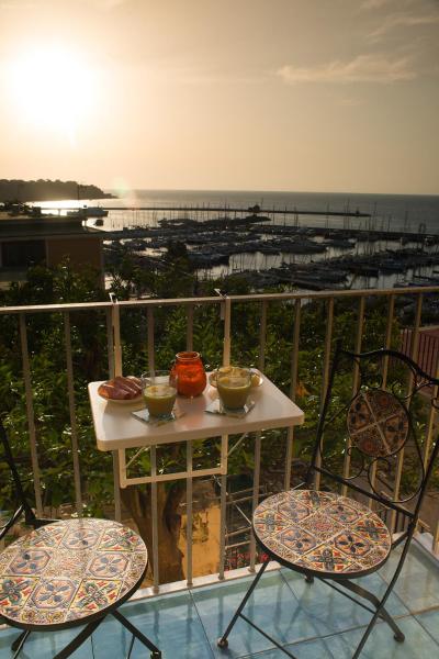 Kuvassa näkyy kohde Punta Lingua Relais - Room 3 Port View, joka sijaitsee kaupungissa Procida.