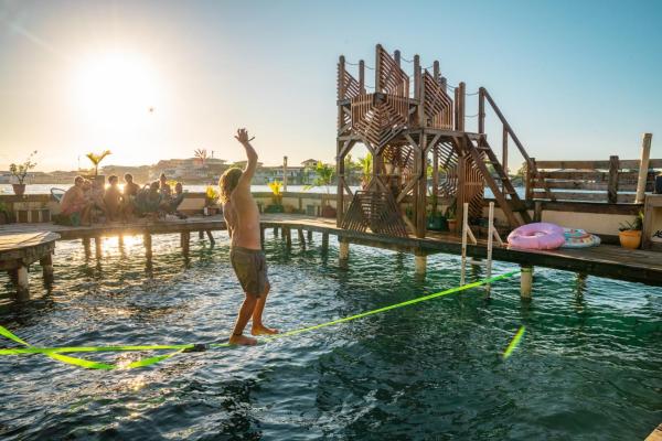 Na fotografii je vidět objekt Aqua Lounge nacházející se ve městě Brown Point.