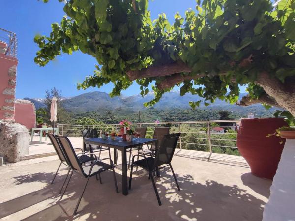 På billedet ses objektet Rocky Mountain Villa beliggende i byen Samonás.