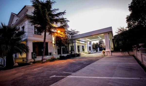 A la foto es mostra l'objecte Univers Resort situat a la ciutat de Elbasan.