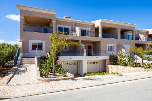 På bildet vises objektet Casa Malhotra at Boa Vista Golf Resort, Bayview Village som ligger i byen Lagos.