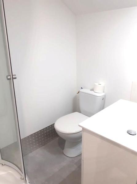 Фотография 9: 10 - Joli studio avec clim, deux lits, logement tout équipé pour 1, 2 ou 3 personnes maximum, vue sur parc arboré, parking privatif gratuit, grand fourgon possible, tout le linge de maison est fourni