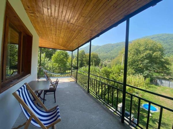 写真にはOni市にあるguesthouse MUKHAが写っています。