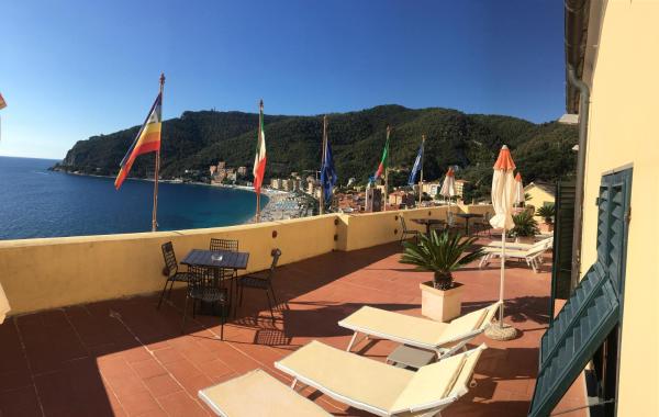 På bildet vises objektet Palazzo Vescovile Hotel som ligger i byen Noli.