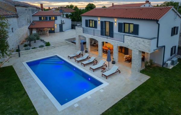 A la foto es mostra l'objecte Villa Ajda with heated privat pool, jacuzzi, sauna, 4 bedroom, 4 bathroom situat a la ciutat de Foli.