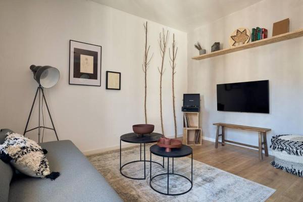 YANGRA - Two Bedroom Apartment in Consell de Cent, Barcelona