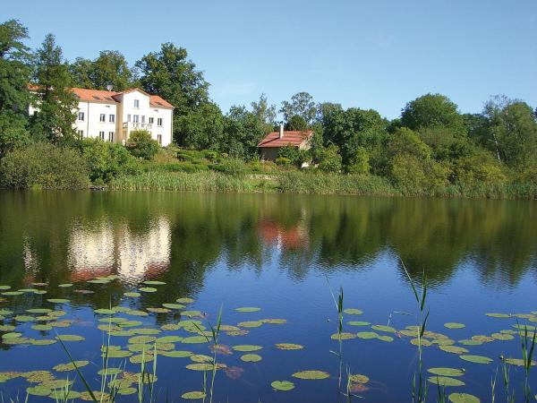 照片显示了位于Melzow市的Villa am Trumpf - Design-Appartements im Naturgarten am See物件。