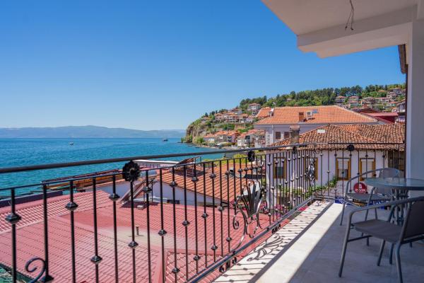 På bilden syns objektet Villa Afrodita Lake View som ligger i staden Ohrid.