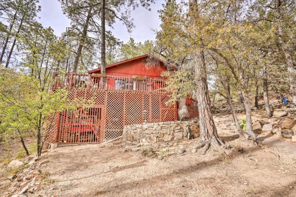 Na foto é possível ver o objeto Peaceful Cabin with Deck and Grill 1 Mi to Crown King localizado na cidade de Crown King.