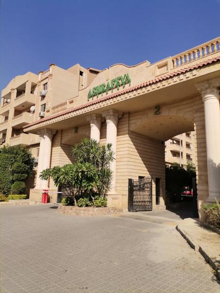 Στη φωτογραφία φαίνεται το αντικείμενο Lovely 2-Bedroom Condo in Compound w Jacuzzi Garden View Wi-Fi, Netflix που βρίσκεται στην πόλη Κάιρο.