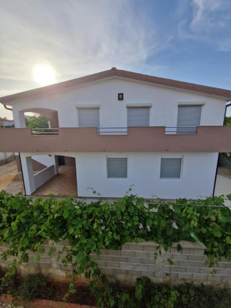 A la foto es mostra l'objecte Apartments Ema Vir situat a la ciutat de Vir.