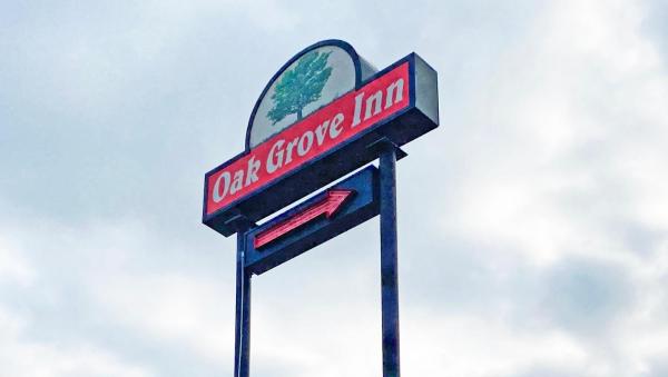 A la foto es mostra l'objecte Oak Grove Inn situat a la ciutat de Richmond.