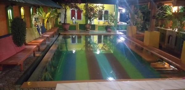 A la foto es mostra l'objecte Alola inn situat a la ciutat de Padangbai.